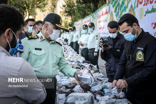 سردار رحیمی فرمانده نیروی انتظامی تهران بزرگ در حال بررسی مواد مخدر کشف شده 