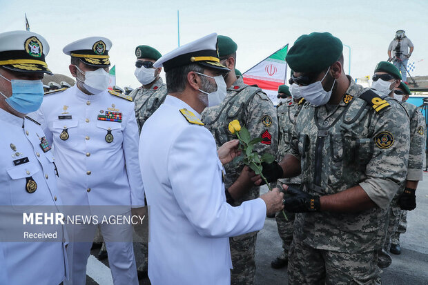 اعطای گل توسط  امیر سرلشکر موسوی فرمانده کل ارتش به پرسنل در ناوگروه 75نیروی دریایی ارتش