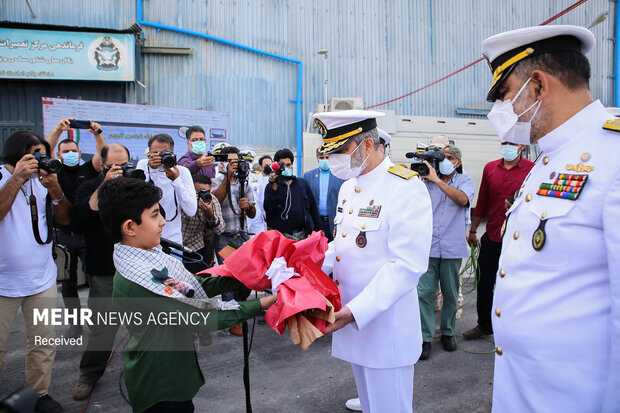 اهدای گل توسط یکی از فرزندان پرسنل نیروی دریایی به فرمانده کل ارتش