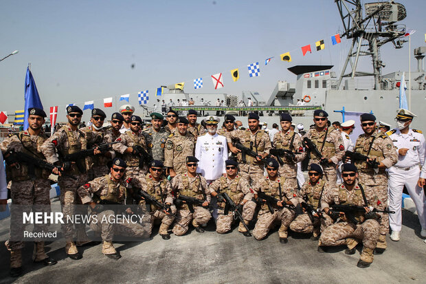 عکس دست جمعی امیر سرلشکر موسوی فرمانده کل ارتش با پرسنل ناوگروه ۷۵ نیروی دریایی ارتش