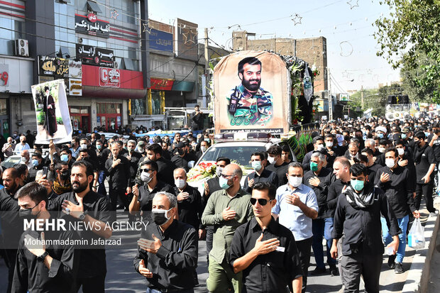 حضور گسترده  مردم در  مراسم تشییع پیکر شهید مدافع حرم «مرتضی کریمی»