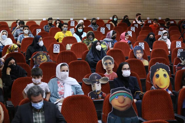 نمایشگاه پوسترهای ادوار جشنواره فیلم‌ کودک در اصفهان افتتاح شد