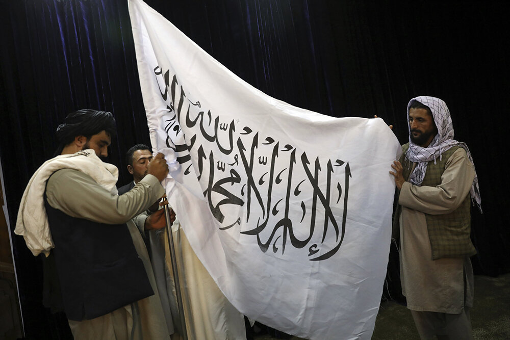 پرچم طالبان بر فراز کاخ ریاست جمهوری به اهتزاز درآمد