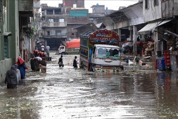 بارندگی سیل آسا و ریزش سقف خانه ها در پاکستان/۱۶ تن جان باختند