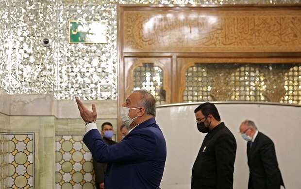 زيارة الكاظمي لمقام الامام الرضا (ع) في مشهد