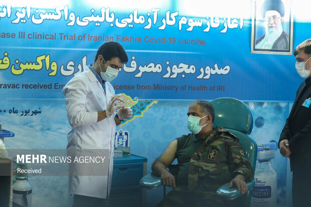 یک پزشک در حال آماده سازی واکس برای تزریق به یکی از داوطلبان حاضر در مراسم آغاز فاز سوم کارآزمایی بالینی واکسن ایرانی «فخرا» است