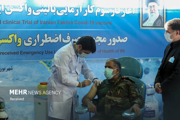 یک پزشک در حال تزریق واکس به یکی از داوطلبان حاضر در مراسم آغاز فاز سوم کارآزمایی بالینی واکسن ایرانی «فخرا» است