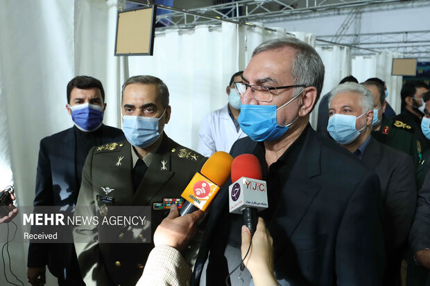  دکتر بهرام عین اللهی وزیر بهداشت درحال پاسخ دادن به سوالات خبرنگاران در حاشیه آغاز فاز سوم کارآزمایی بالینی واکسن ایرانی «فخرا» است