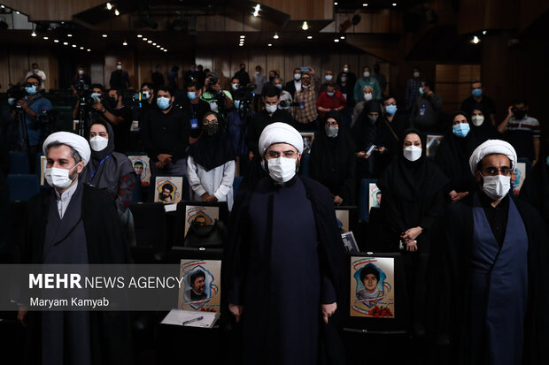  حجت الاسلام محمد قمی رئیس سازمان تبلیغات اسلامی در حال ادای احترام به پخش سرود جمهوری اسلامی است