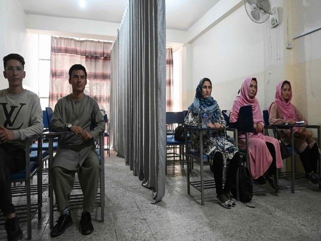 طالبان نےخواتین کی تعلیم کے لئے کلاس روم میں صنفی تقسیم اور اسلامی لباس لازمی قراردیدیا