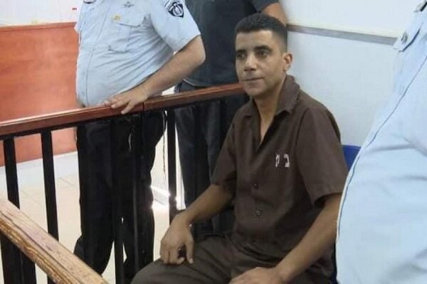 ضرب و شتم اسیر فلسطینی توسط زندانبانان صهیونیستی