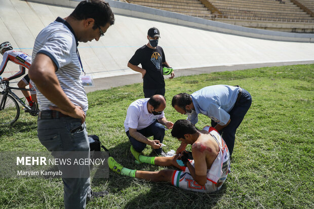 یکی از ورزشکاران در حین مسابقه زمین خورد و دچار مصدومیت شد ،پزشکان در حال مداوای وی هستند.