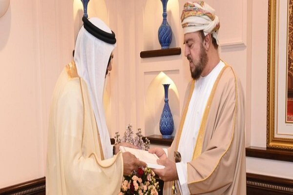 سلطان عمان نامه‌ای از پادشاه بحرین دریافت کرد