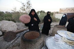 نان‌ هایی که به عشق امام حسین(ع) برای زائران اربعین پخته می‌شود