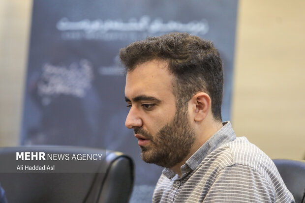 ناصر فریادرس مدیر مرکز مستند حوزه هنری در نشست نقد و بررسی فیلم مستند زمزمه های گمشده در دوردست حضور دارد