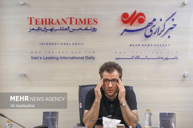 منصور فروزش کارگردان فیلم مستند زمزمه های گمشده در دور دست در حال پاسخ به سوال خبرنگاران پیرامون فیلم خود است