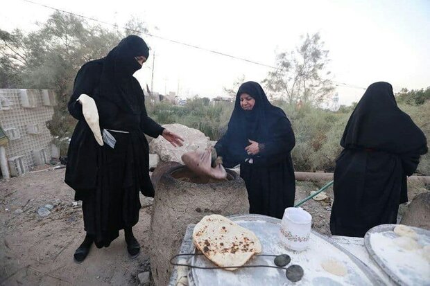 نان‌ هایی که به عشق امام حسین(ع) برای زائران اربعین پخته می‌شود