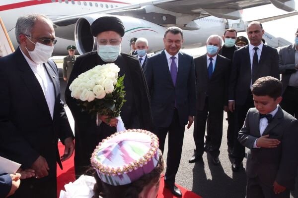 VIDEO: Tajik PM welcomes Raeisi upon his arrival in Dushanbe