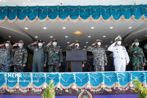 امیر سرلشگر عبدالرحیم موسوی فرمانده کل ارتش در حال تماشای یگانهایی که ازمقابل جایگاه رژه می روند است 