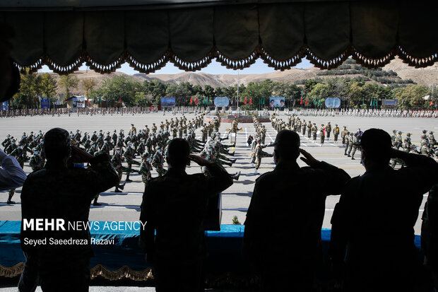 نیروهای آموزش دیده ارتش در مراسم اختتامیه نوزدهمین دوره رزم مقدماتی ارتش در مقابل فرمانده کل رژه میروند