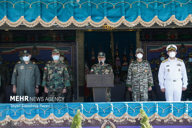 امیر سرلشگر عبدالرحیم موسوی فرمانده کل ارتش در حال سخنرانی برای یگان های حاضر در مراسم اختتامیه نوزدهمین دوره رزم مقدماتی ارتش است