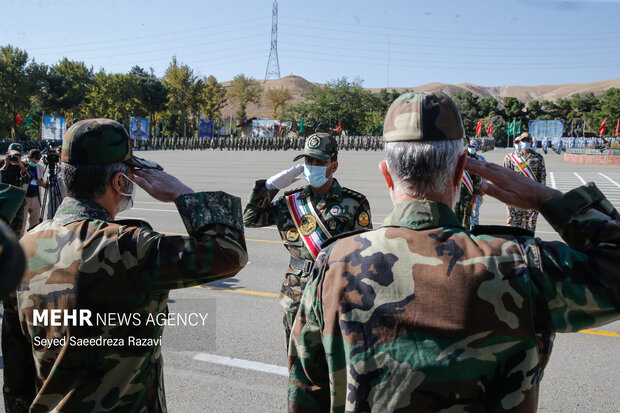  یکی از نیروهای ارتش به امیر سرلشگر عبدالرحیم موسوی فرمانده کل ارتش  مراسم اختتامیه نوزدهمین دوره رزم مقدماتی ارتش ادای احترام میکند