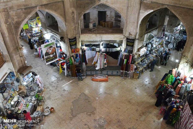 بازار قیصریه لار با آوازه‌ای بلند، گنبدهای سرخ و خاکستری‌اش و نماها و نمادهای پرصلابت دیروزش، قدمتی دیرینه در تاریخ دارد