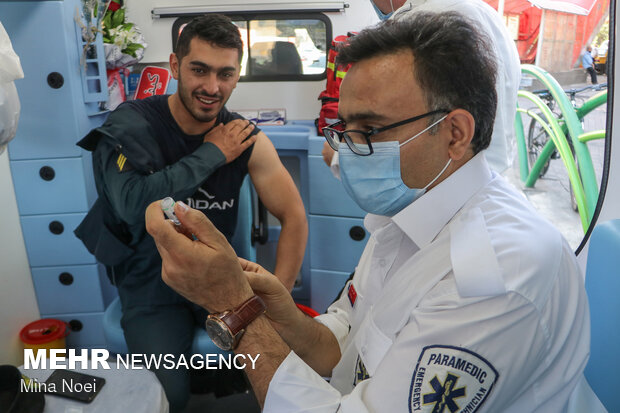 واکسیناسیون سیار در روز ملی اورژانس در تبریز