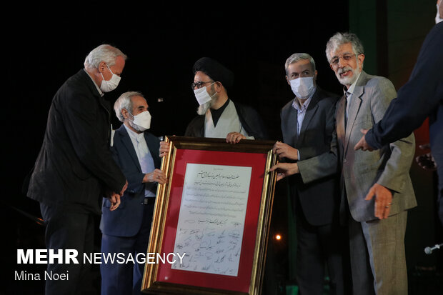 İran edebiyatının usta şairi Şehriyar, mezarı başında anıldı