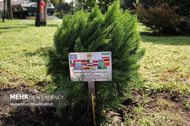 درخت صلح توسط نماینده سازمان ملل در آیین افتتاح سومین نمایشگاه بین المللی صلح و دفاع ارتش جمهوری اسلامی ایران کاشته شد.