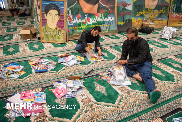 بسته بندی و توزیع بسته های مشق احسان در شیراز توسط فعالان جهادی
