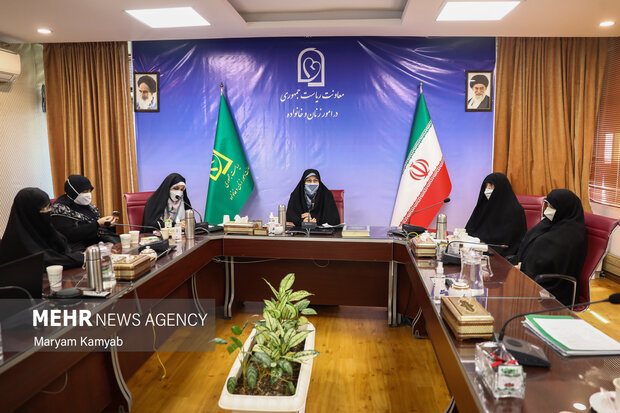 انسیه خزعلی معاون امور زنان و خانواده ریاست جمهوری در نشست با فعالان اصولگرا در حوزه زنان سخنرانی کرد.