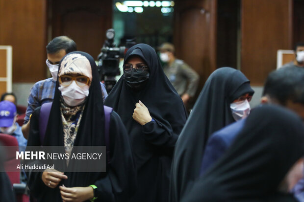 همسر و دختر شهید رضایی نژاد در حال آمدن به جلسه دادگاه رسیدگی به پرونده ترور دانشمندان هسته ای