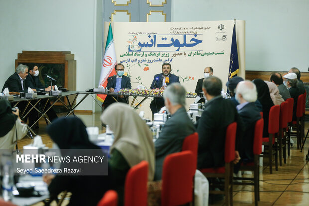 نشست صمیمی شاعران با وزیر فرهنگ و ارشاد اسلامی