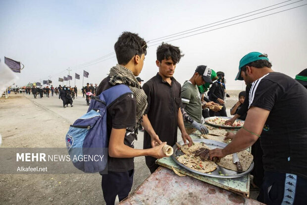 Arbaeen pilgrims on way to Karbala