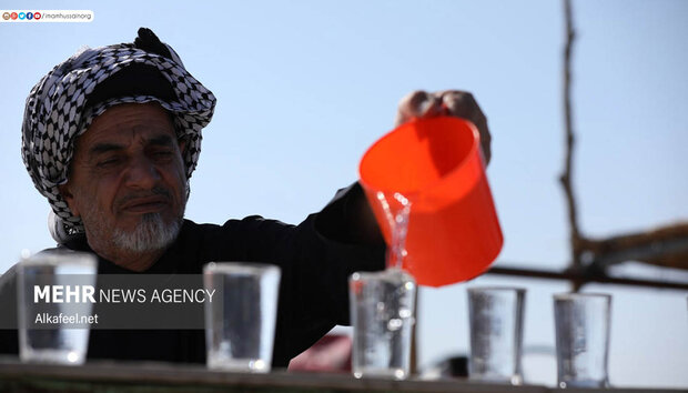 Arbaeen pilgrims on way to Karbala