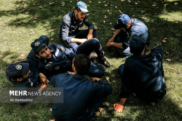 چند سرباز در حال استراحت در پارک های تهران هستند