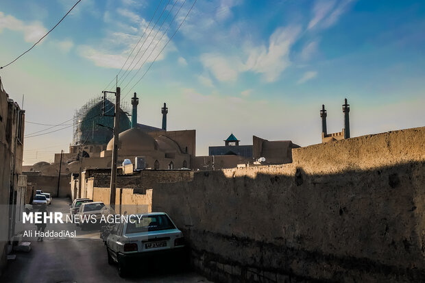 کوچه های پشت مسجد امام میدان نقش جهان زاویه دید تازه ای را از این معماری زیبا نمایان می سازد