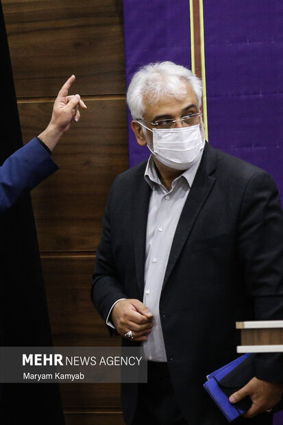 محمدمهدی تهرانچی رئیس دانشگاه آزاد اسلامی در حال خروج از مراسم آغاز سال تحصیلی جدید  دانشگاه آزاد اسلامی است