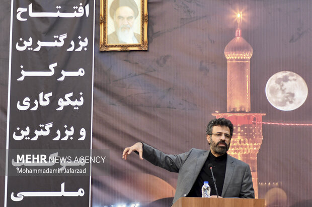 یکی از عاشقان حسینی در افتتاح بزرگترین موکب احسان حسینی علیه السلام به نیابت از شهدای واقعه کربلا سخنرانی میکند