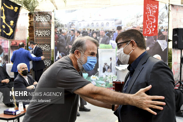  مهران رجبی در حال گفت و گو با یکی از خیرین در افتتاح بزرگترین موکب احسان حسینی علیه السلام به نیابت از شهدای واقعه کربلا است