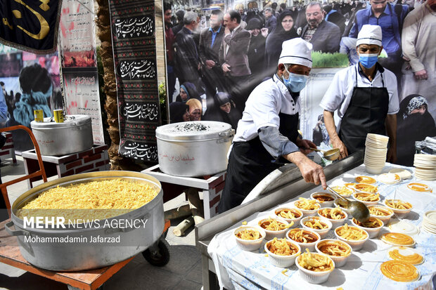 خادمان حسینی در حال آماده سازی غذاهای نذری در افتتاح بزرگترین موکب احسان حسینی علیه السلام به نیابت از شهدای واقعه کربلا هستند