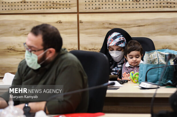 یکی از خبرنگاران با فرزند خود در نشست خبری رئیس بنیاد شهید و امور ایثارگران حضور یافت