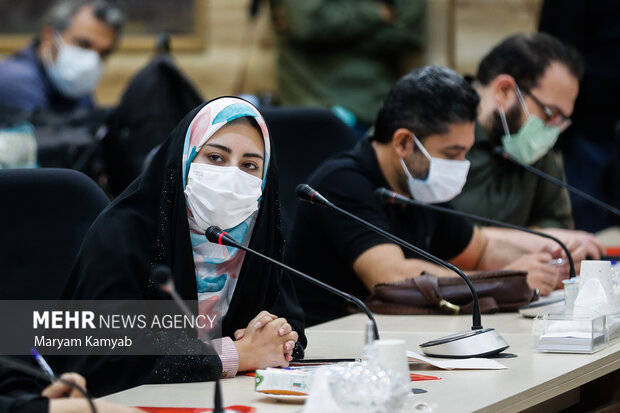 ساناز باقری راد خبرنگار خبرگزاری مهر در حال مطرح کردن پرسش خود از امیرحسین قاضی زاده هاشمی رئیس بنیاد شهید و امور ایثارگران است