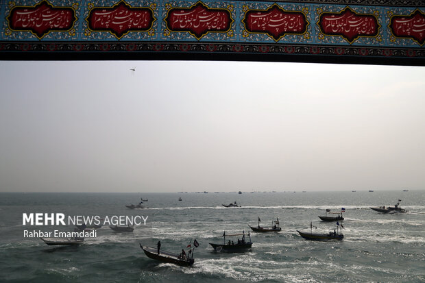 موكب للزوارق الايرانية في مياه الخليج الفارسي احتفالا باسبوع الدفاع المقدس