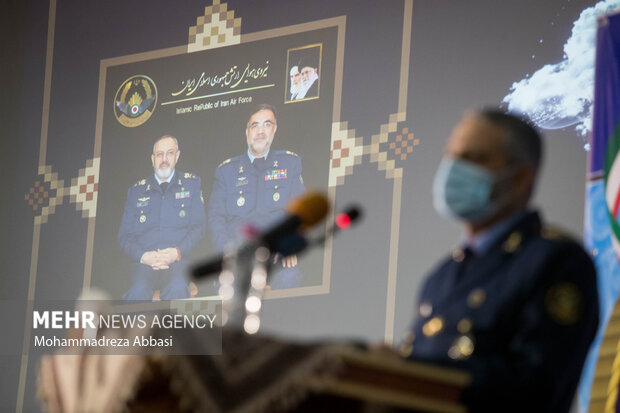 تصویر دو فرمانده قدیم و جدید نیروی هوای ارتش در پشت سر امیر سرلشگر عبدالرحیم موسوی فرمانده کل ارتش در حال سخنرانی قرار دارد