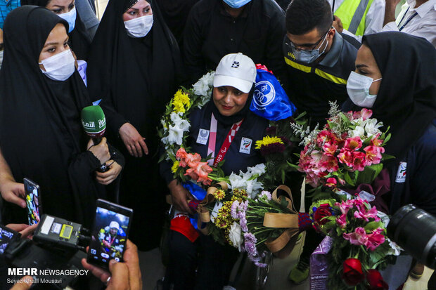 استقبال از هاشمیه متقیان در فرودگاه اهواز
