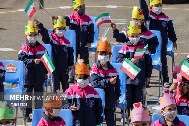 برگزاری جشن شکوفه ها و غنچه ها در دبستان ناحیه یک تبریز