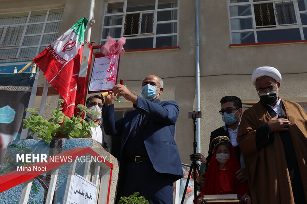 برگزاری جشن شکوفه ها و غنچه ها در دبستان ناحیه یک تبریز