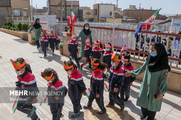 برگزاری جشن شکوفه ها و غنچه ها در دبستان ناحیه یک تبریز